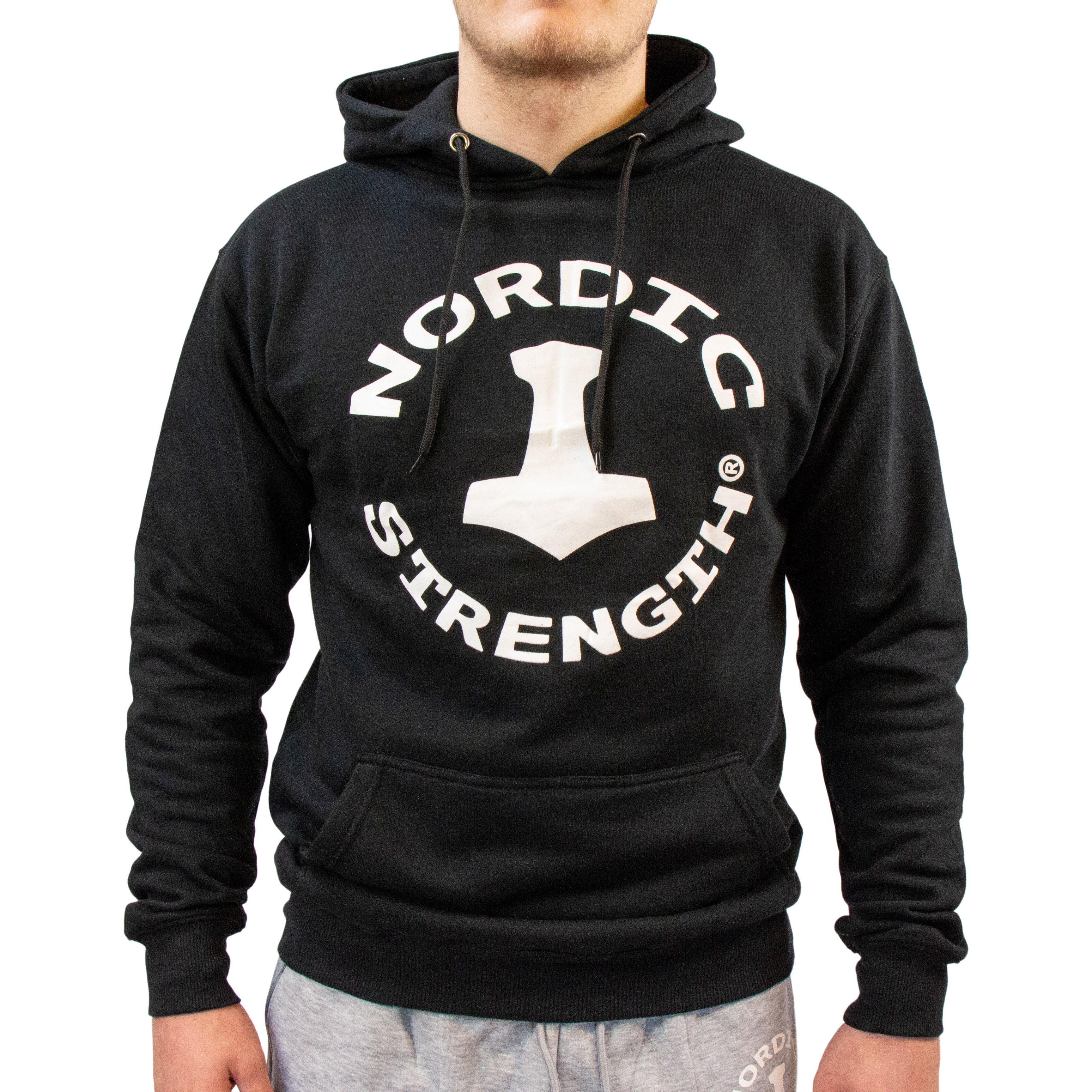 Sort hættetrøje fra Nordic Strength på mandlig model