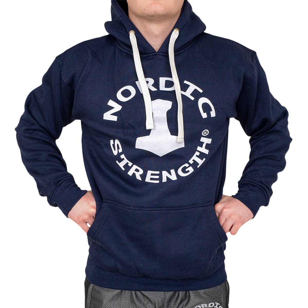 Blå Nordic Strength hoodie på mandlig model