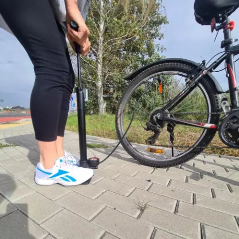 Fodpumpe med manometer (16 bar / 230 PSI)